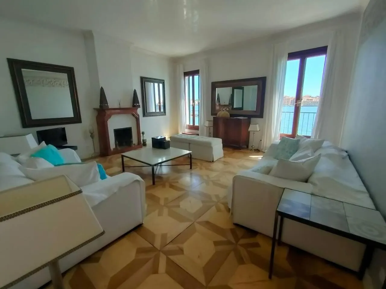 kontakty La Grande Bellezza Deluxe House